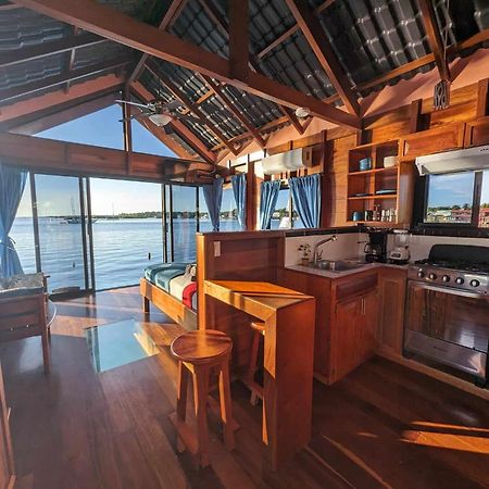 Barrbra Bnb Over The Sea 보카스 타운 외부 사진
